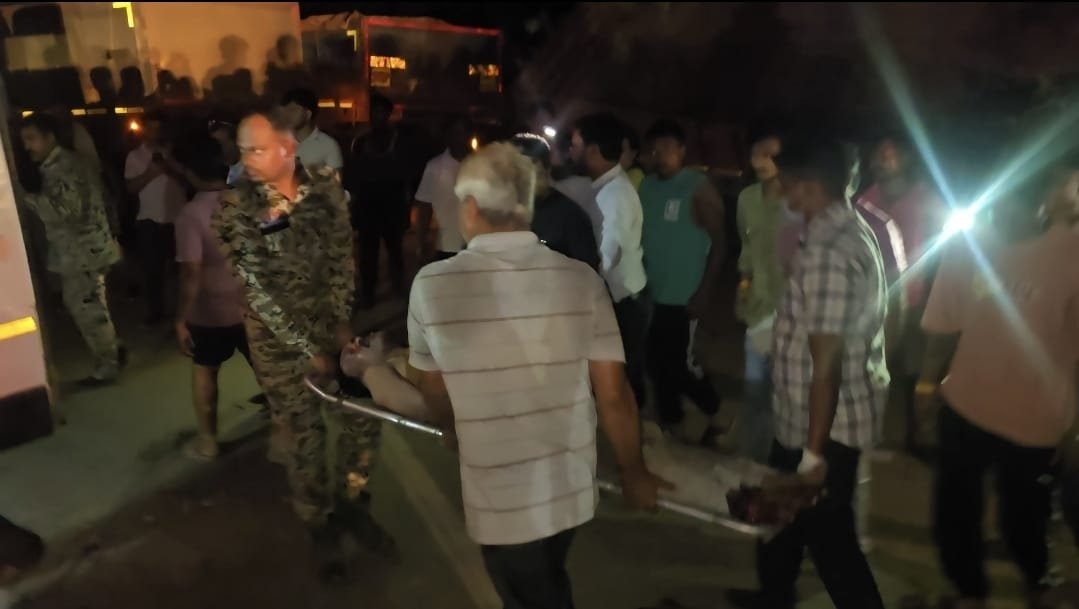 KESHKAL ROAD ACCIDENT | 2 घण्टे तक ट्रक में बुरी तरह फंसा रहा ड्राइवर ! पुलिस प्रशासन की सूझबूझ से बची ड्राइवर की जान, उपचार हेतु भेजा गया कांकेर….