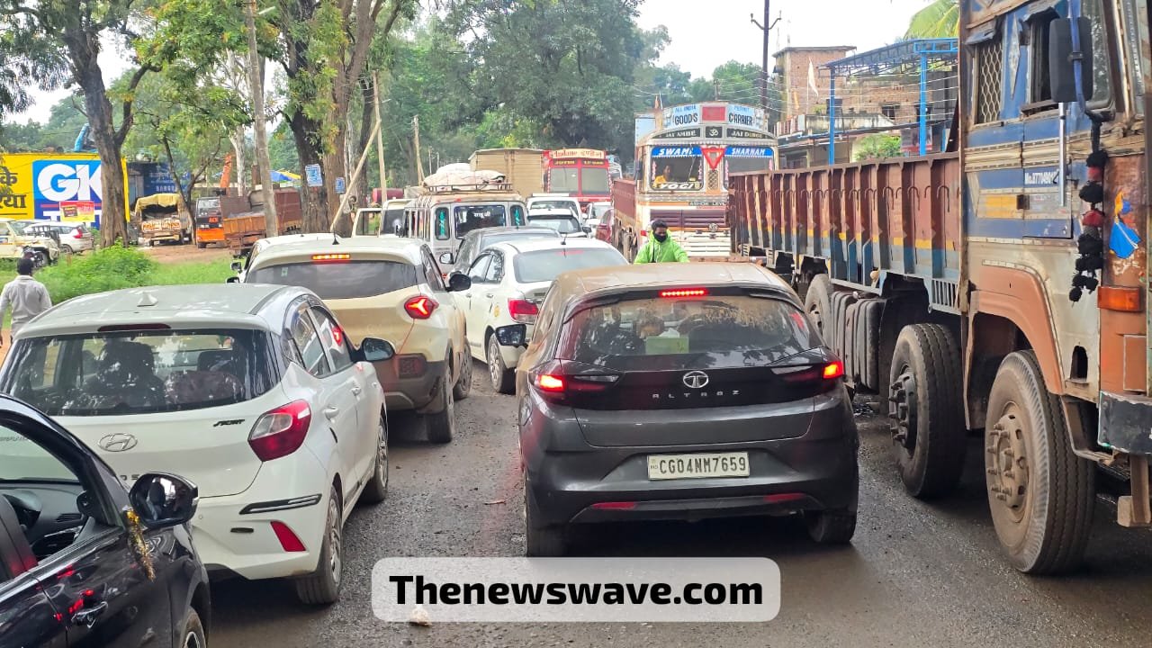 BREAKING NEWS | NH-30 केशकाल घाटी में फिर लगा मेगा जाम ! वन- वे कर आवागमन बहाल करवाने में जुटी पुलिस…..