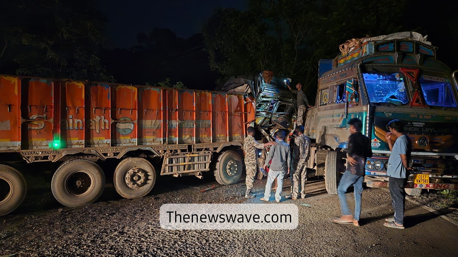 BIG BREAKING NEWS | केशकाल घाटी में 2 ट्रकों के बीच हुई जबरदस्त भिड़ंत ! घाटी में लगा जाम, बाल बाल बचा चालक….