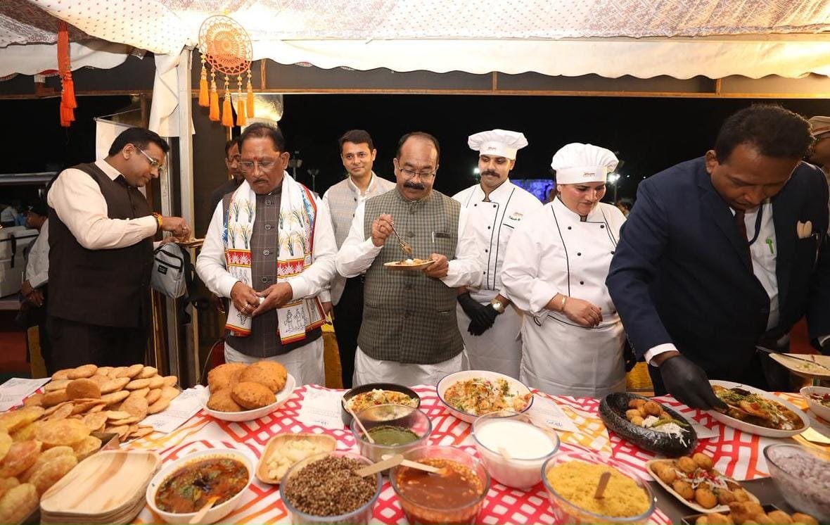 Chhattisgarh | केवड़िया में बिखरा छत्तीसगढ़िया रंग, मुख्यमंत्री साय ने लिया परंपरागत व्यंजनों का स्वाद