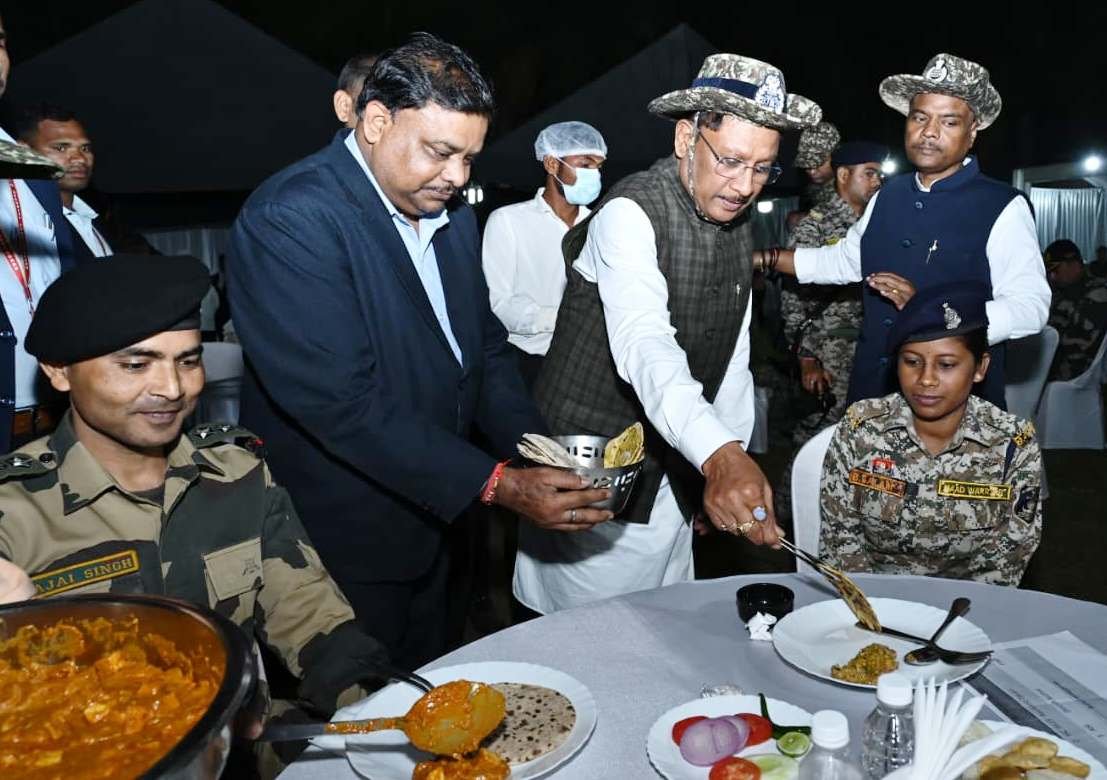 Chhattisgarh | मुख्यमंत्री साय नारायणपुर में जवानों से मिले और हौसला बढ़ाया