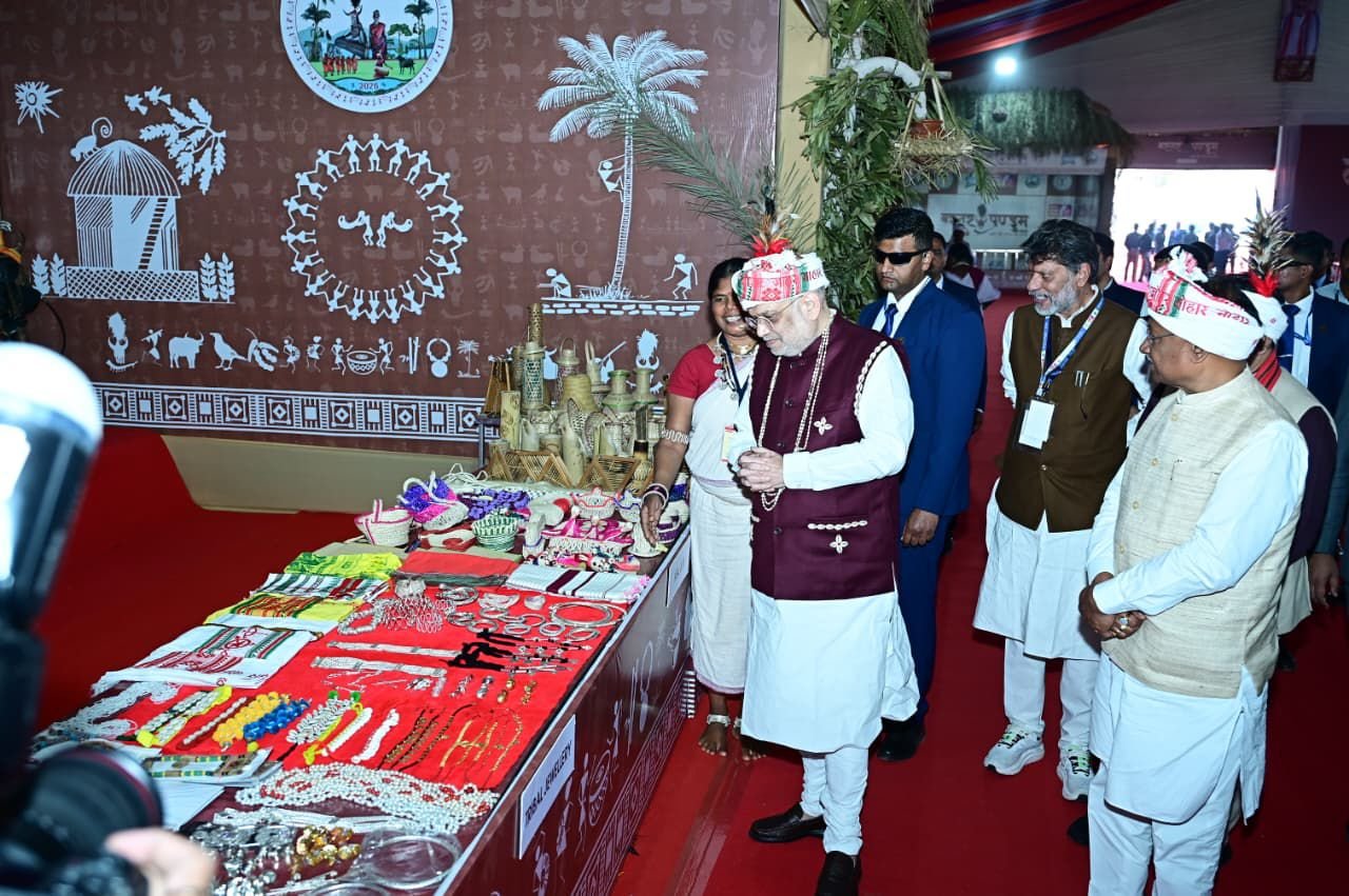 Chhattisgarh | अमित शाह ने देखा बस्तर की जनजातीय विरासत का वैभव, विजेता दलों से मिलकर बढ़ाया उत्साह