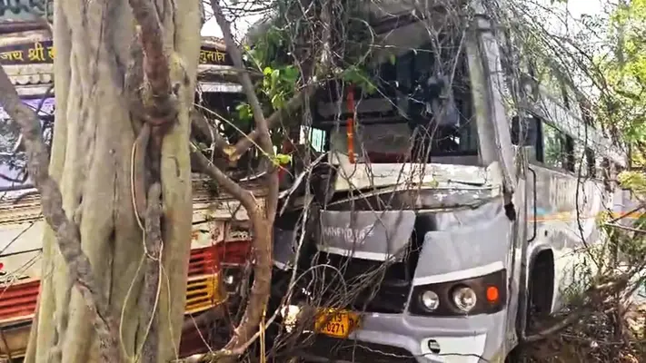 Kanker road accident | यात्री बस और सामने से आ रहे ट्रक की जोरदार टक्कर