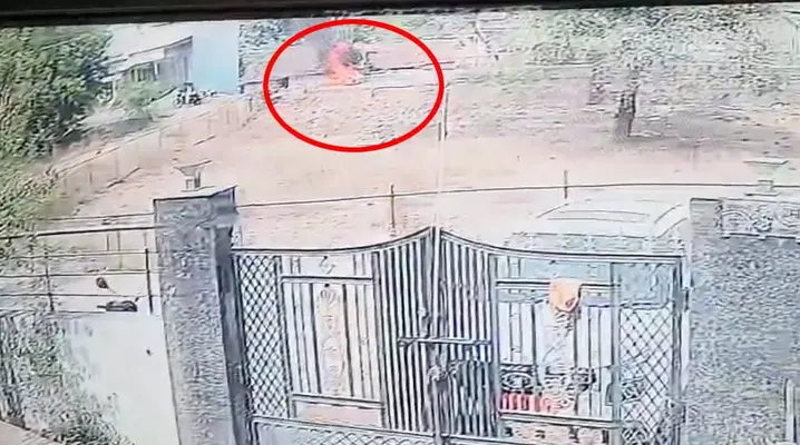 Chhattisgarh | युवक ने सड़क पर खुद को जला लिया, हालत बेहद गंभीर