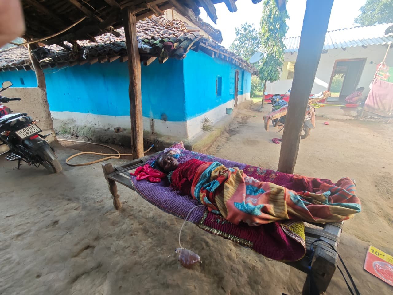 Chhattisgarh | बाइक पर तड़पती पत्नी… अब सिस्टम जागा, कलेक्टर ने तुरंत कराया भर्ती