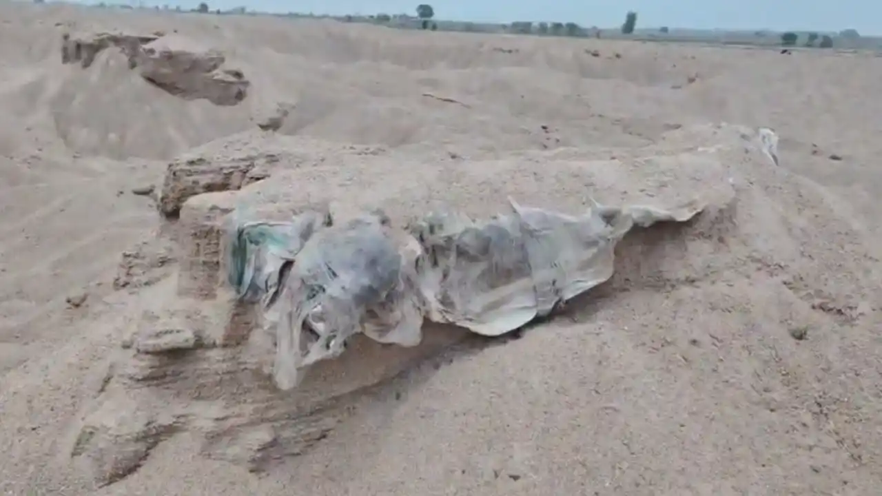 Chhattisgarh | श्मशान घाट में रेत खनन… और बाहर आने लगे इंसानी कंकाल!