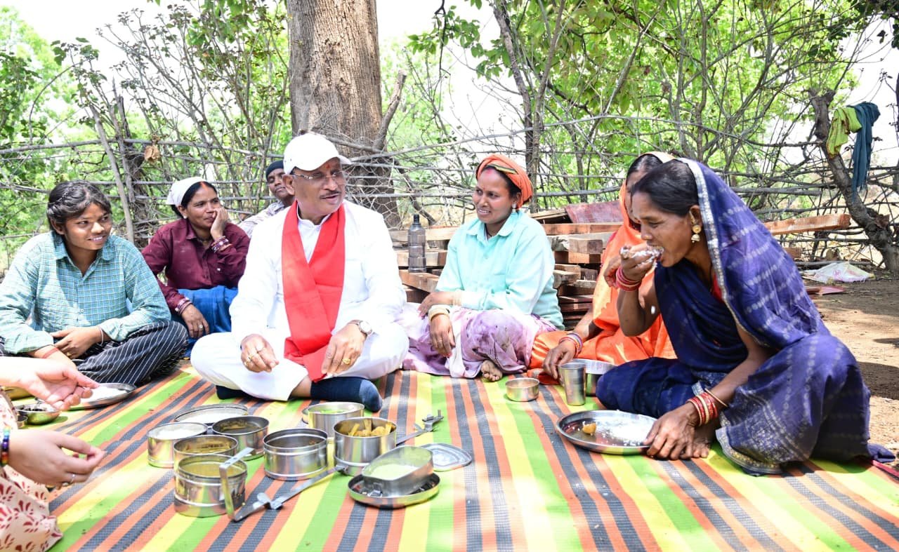 Chhattisgarh | CM ने मजदूरों संग खाया!