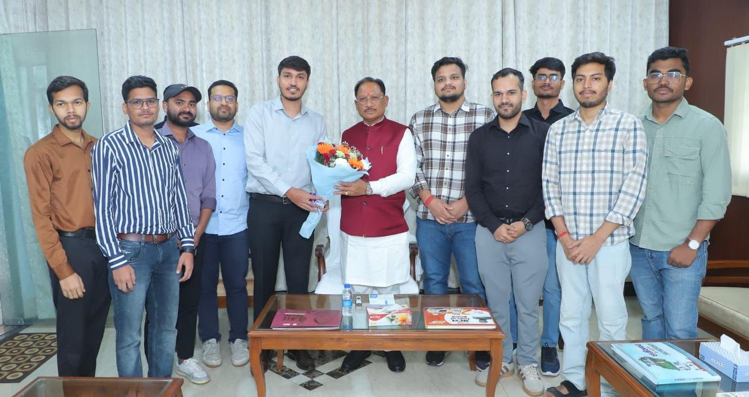 Chhattisgarh | मुख्यमंत्री ने यूपीएससी प्रारंभिक परीक्षा में सफल ट्राइबल यूथ हॉस्टल के विद्यार्थियों से की मुलाकात