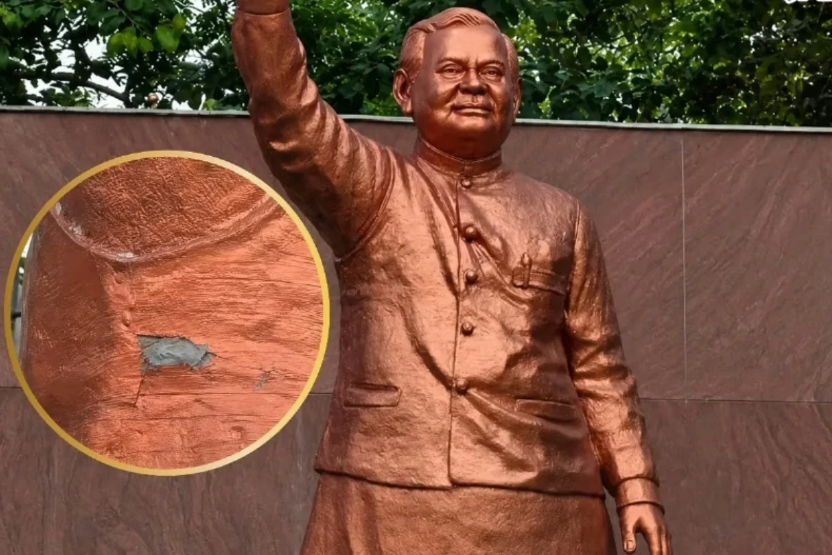 Chhattisgarh | कटघोरा में अटलजी की कांस्य प्रतिमा मानकों के अनुरूप नहीं होने पर उप अभियंता तत्काल प्रभाव से निलंबित