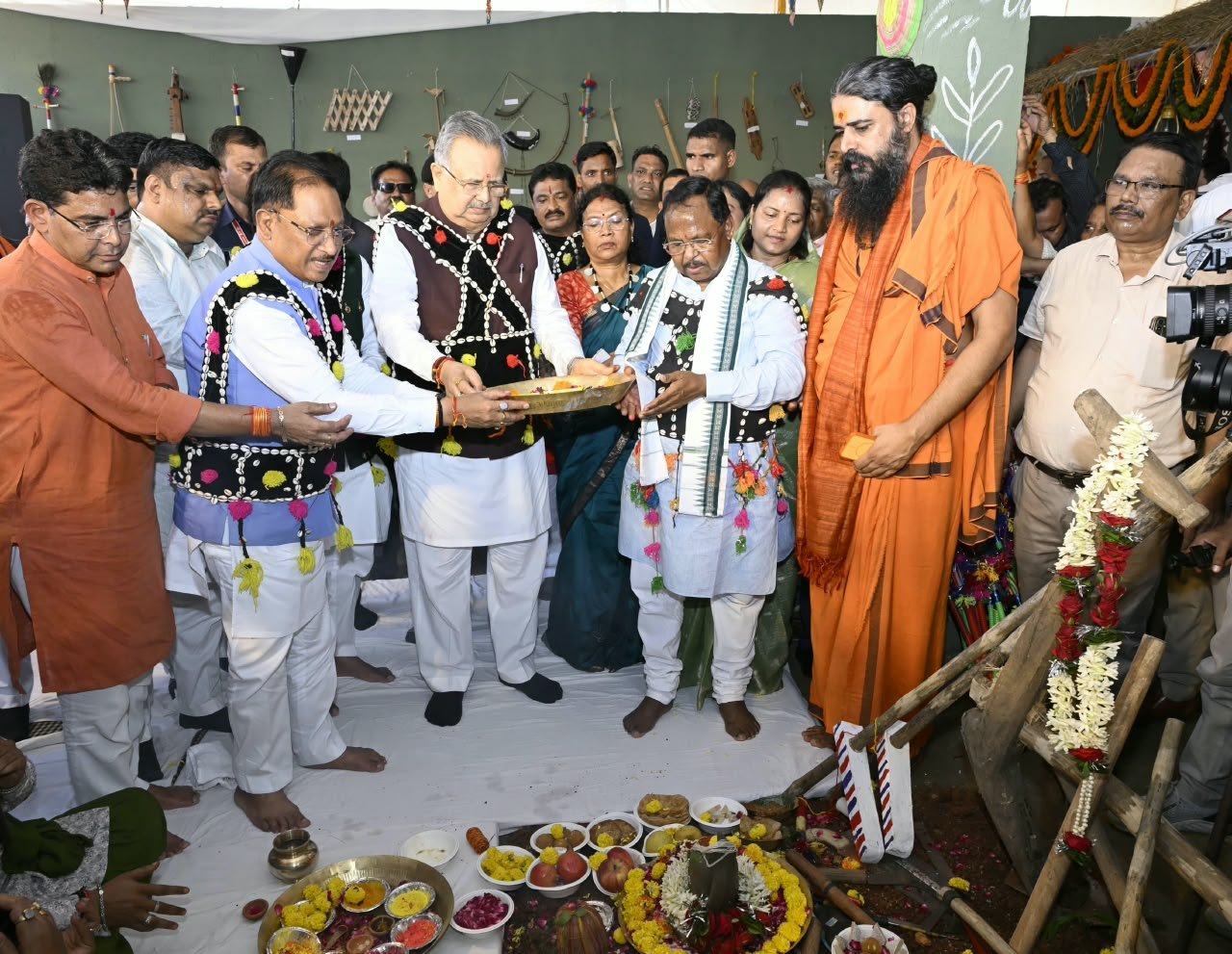 Chhattisgarh | हरेली तिहार पर मुख्यमंत्री निवास में साकार हुई छत्तीसगढ़ की लोक संस्कृति, कृषि परंपरा और ग्रामीण जीवन की जीवंत झांकी