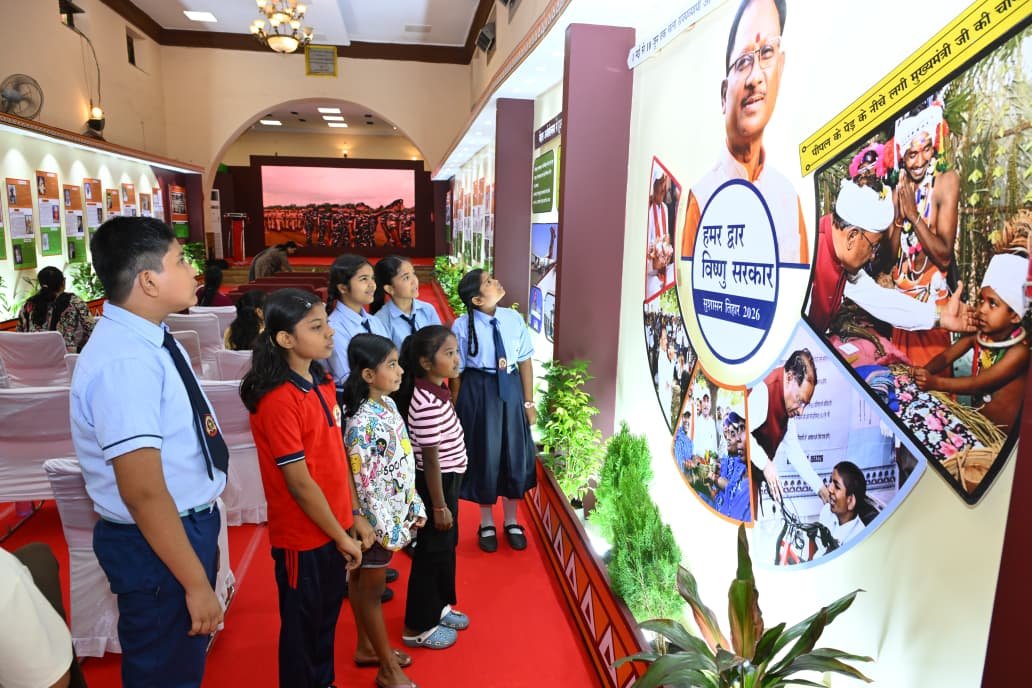 Chhattisgarh | विद्यार्थियों ने देखी स्वतंत्रता संग्राम सेनानियों और ‘वंदे मातरम्’ पर आधारित छायाचित्र प्रदर्शनी