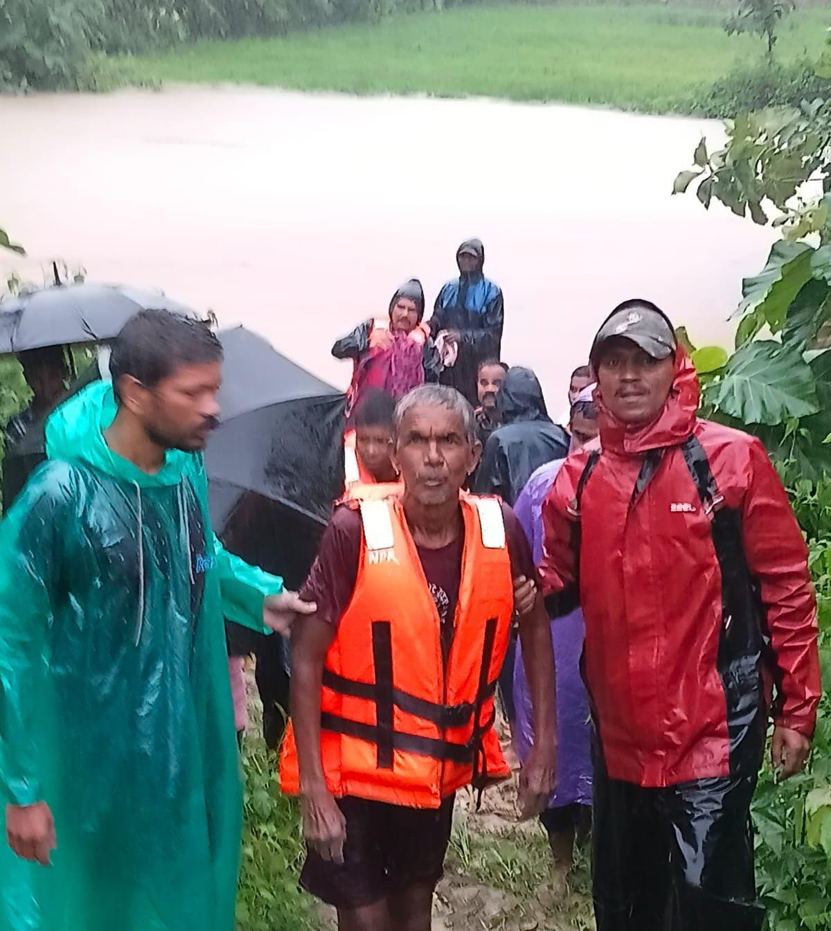 बाढ़ का खतरा | नारायणपुर में माड़ीन नदी के बीच पेड़ पर फंसे ग्रामीण का सफल रेस्क्यू