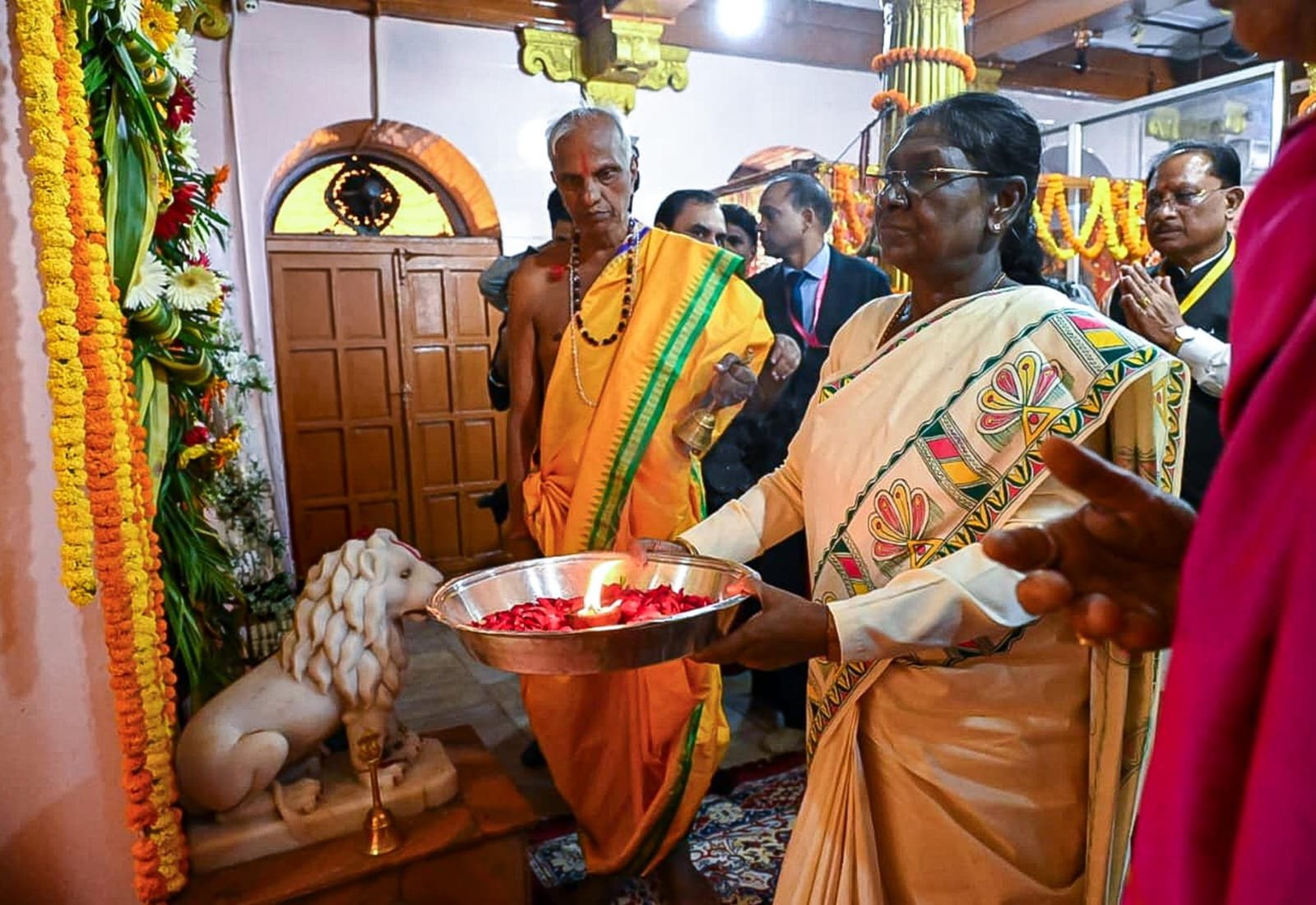 Chhattisgarh | मां दंतेश्वरी के दरबार पहुंचीं राष्ट्रपति मुर्मु